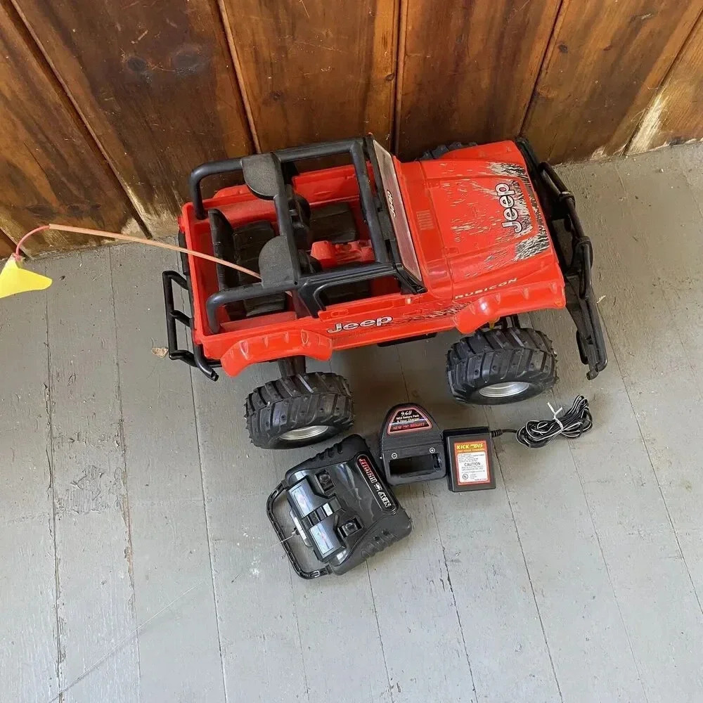 Y2K 2010 Jeep Rubicon Remote & Charger Toy Car For Kid & Adult Fun Outdoorsy - Picture 9 of 13